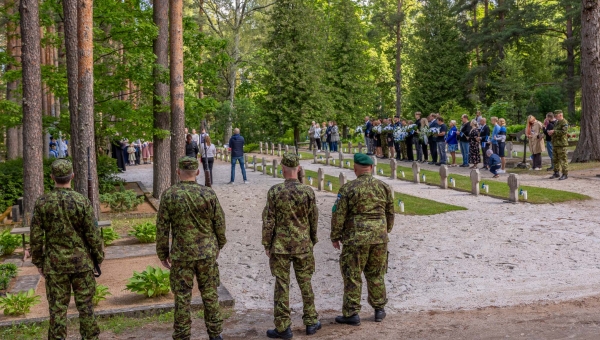 FOTOD Võidupüha tõi rahva Võru linnakalmistule